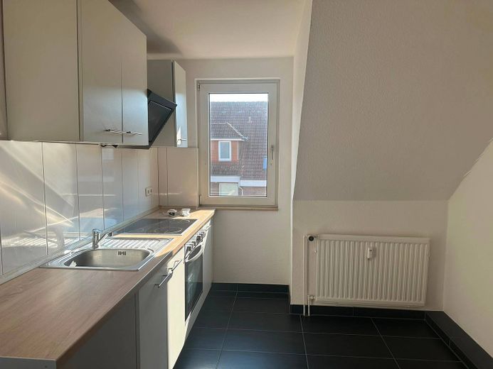 Renovierte 3-Zimmer-Dachgeschosswohnung mit BALKON und EBK – Ansicht II: Küche