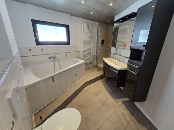Einfamilienhaus mit kernsanierter Einliegerwohnung, Pool und Garage in Lustadt – Hauptwohnung Badezimmer