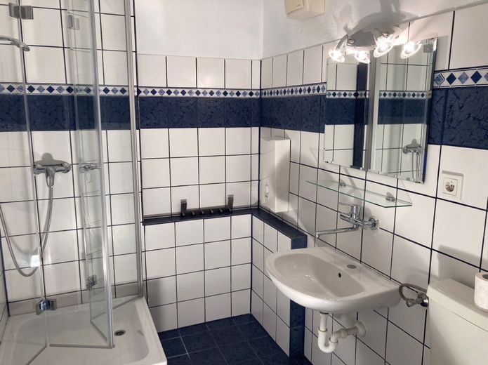 Saubere Wohnung an Student/in sofort längerfristig zu vermieten! – Bad