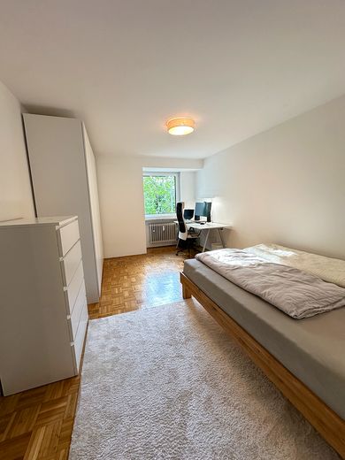 Bezugsfreie 2-Zimmer-Wohnung mit renoviertem Balkon & Fenster in Berg am Laim – provisionsfrei – Schlafzimmer