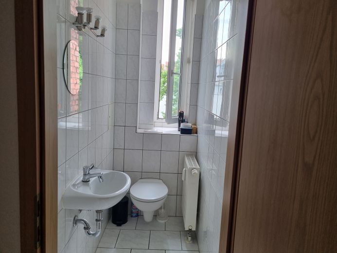 Charmante und großzügige und zentrumsnahe Wohnung inklusive Küche mit Balkonoption WG geeignet – Gäste-WC