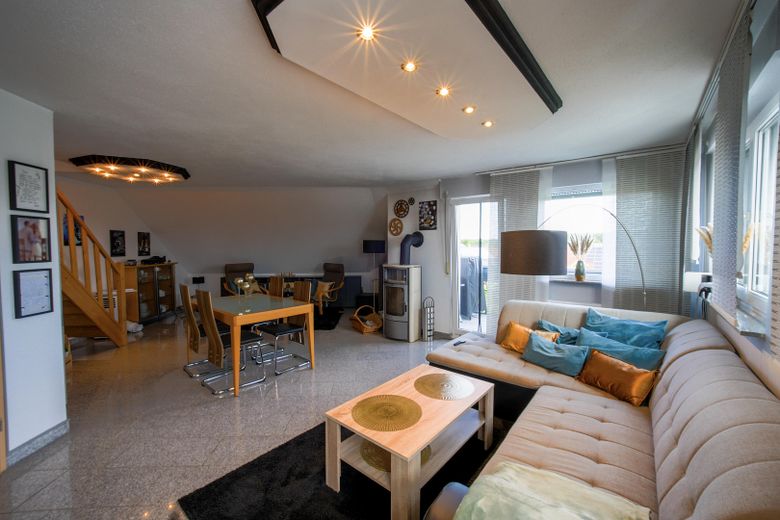 Außergewöhnliche 2-Zimmer-Dachgeschosswohnung mit Kamin, Vollbad, Balkon & ausgebautem Dachboden – Wohnzimmer_Bild1