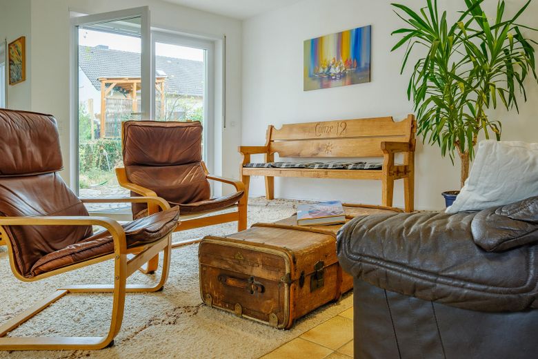 Energieeffizientes Einfamilienhaus - biologisch saniert und einzugsfertig – Wohnzimmer