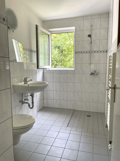 Im Grünen und doch mittendrin – charmante Doppelhaushälfte mit parkartigem Garten in Staufen – Bad / EG