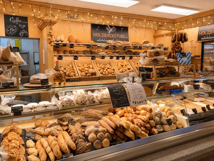 Etablierte Bäckerei-Konditorei mit Café und Holzbackofen – Theke