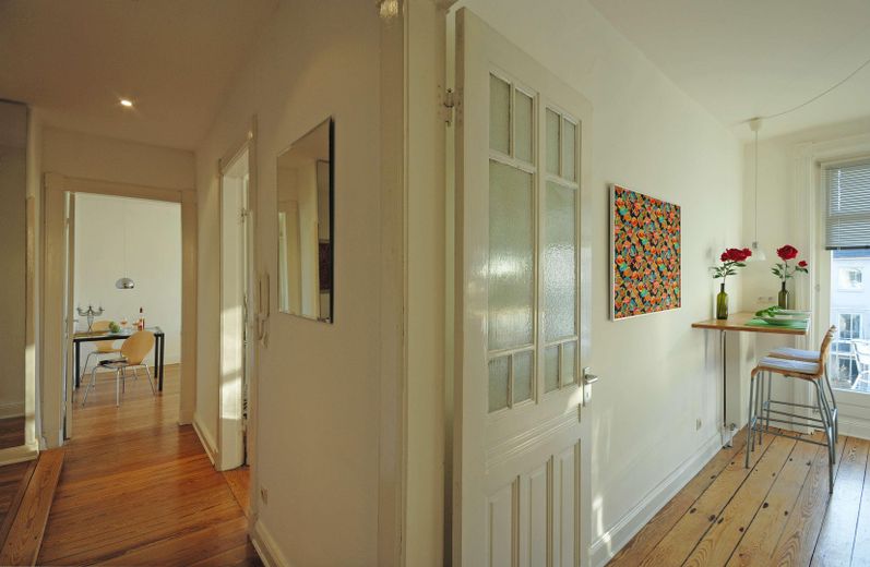 Appartement ancien de 2 pièces avec balcon – entièrement meublé, 57 m² à Winterhude, près du Stadtpark – Flur 