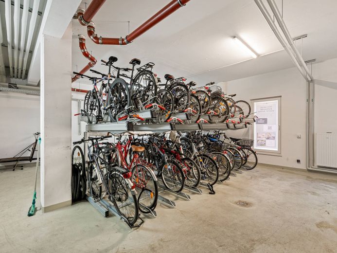 ** Modernes, vollmöbliertes 1-Zimmer-Apartment mit EINBAUKÜCHE und gemeinschaftlicher DACHTERRASSE ** – Fahrradkeller