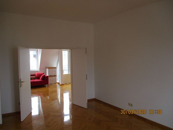 Wunderschöne 4-Raum Dachgeschoß-Altbauwohnung im beliebten Friedrichshain – Zimmer rechts 