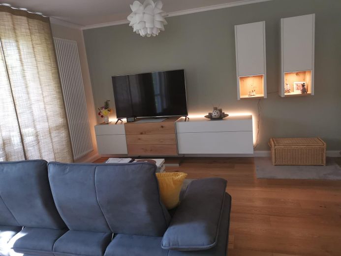 Apartamento de 2,5 habitaciones disponible para ocupar, con terraza orientada al sur, jardín y plaza de aparcamiento en Berlín-Rudow, sin comisión – Foto 2