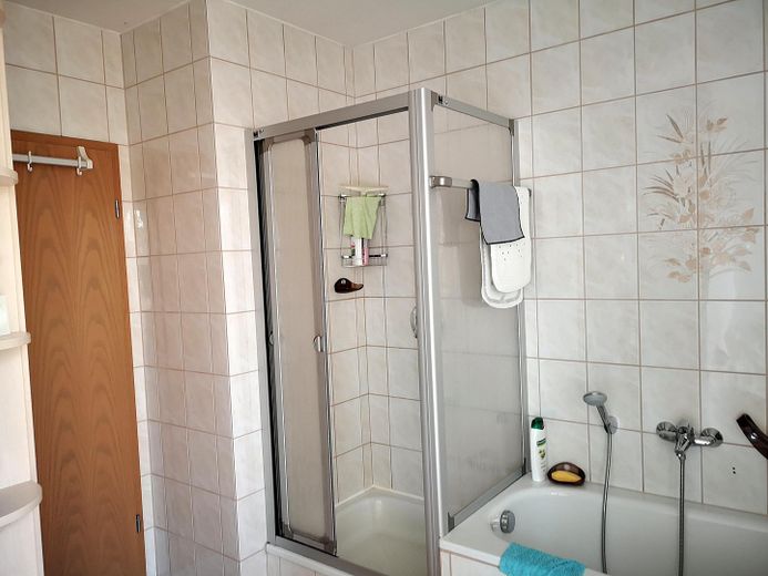 Tageslichtbad mit Dusche+Wanne