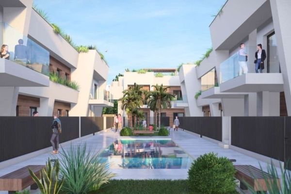 Penthouse mit großem Gemeinschaftspool in Strandnähe