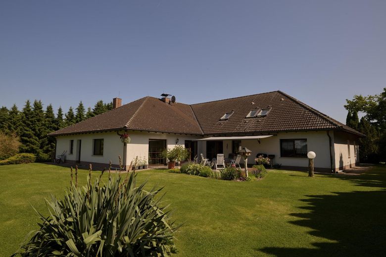 Großzügiges Einfamilienhaus auf traumhaft schönem Grundstück – Hausansicht