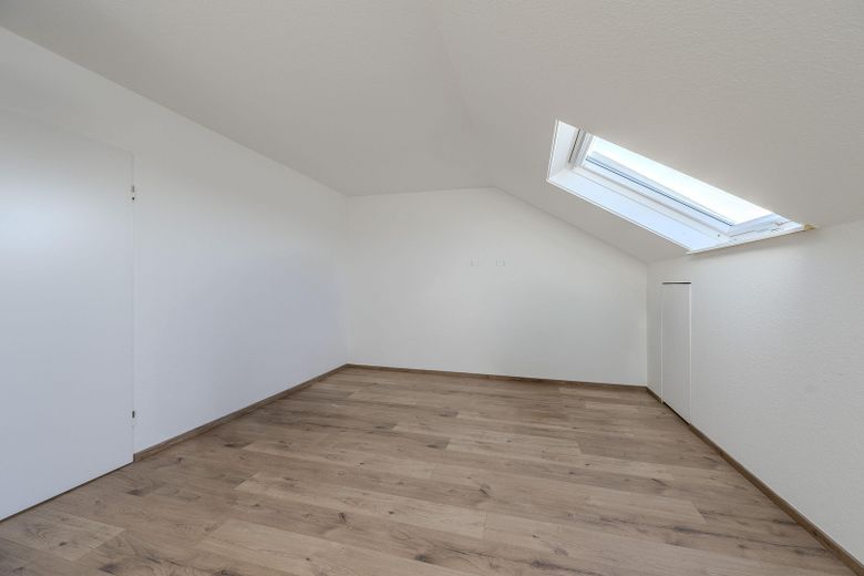 Kernsanierte 2-Zimmer-Dachgeschosswohnung mit neuer Einbauküche & Stellplatz in Oberstenfeld – Zimmer mit Dachfenster