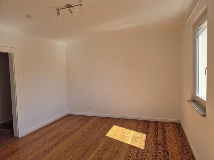 WG-Zimmer 19 m² | möbliert auf Wunsch | Löwenmarkt Stgt-Weilimdorf | 540 € warm – Zimmer 3 Seitenblick