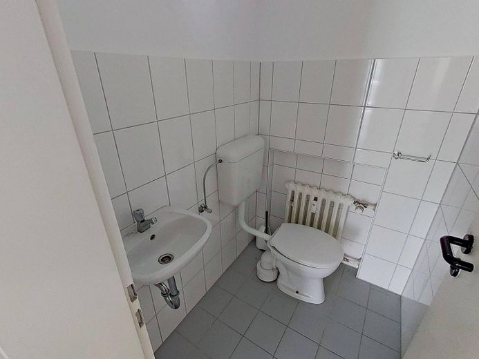 Sakin bir konumda BALKONLU geniş 3 odalı daire – Gäste-WC