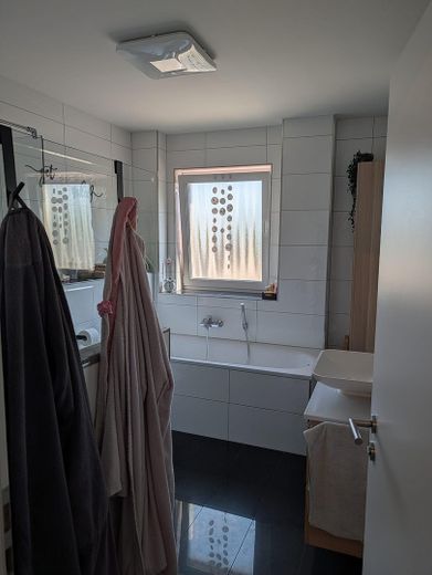 Moderne und Helle 3,5 Zimmer Wohnung von 2014 in Rheinberg zentrumsnah – Bad
