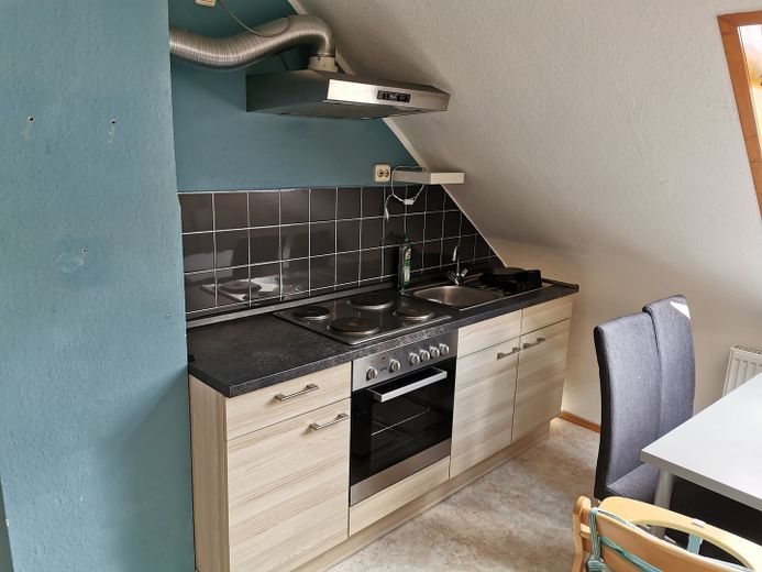 Ruhige 3-Zimmer DG-Wohnung – Küchenzeile