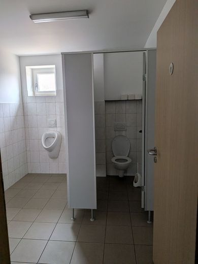 Produktions- und Lagerhalle zu vermieten – Sanitäranlagen Herren