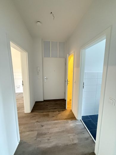 Wonen met geschiedenis & uitzicht op groen – gemoderniseerd 2-kamerappartement met balkon en uitzicht op de klokkentoren – Flur