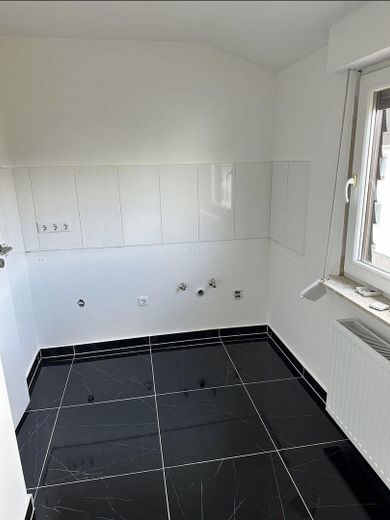 Відремонтована 4-кімнатна квартира з балконом у Willroth – Foto 7