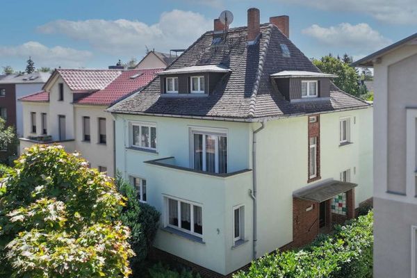 Casa bifamiliar necesitada de reformas, con potencial de ampliación, en la mejor zona de villas de Schönebeck