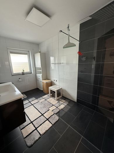 Attraktive 3-ZKB Eigentumswohnung Rodheim-Bieber inkl. TG Stellplatz – Bad mit Walk-In Dusche