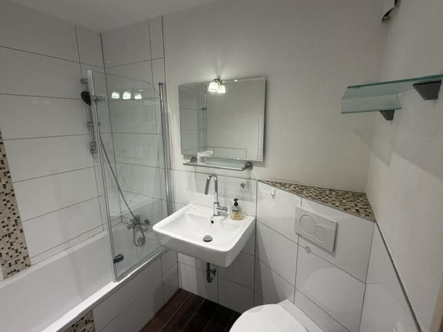 Luminoso appartamento di 3 locali con cucina e bagno a Oberhaunstadt – Bad