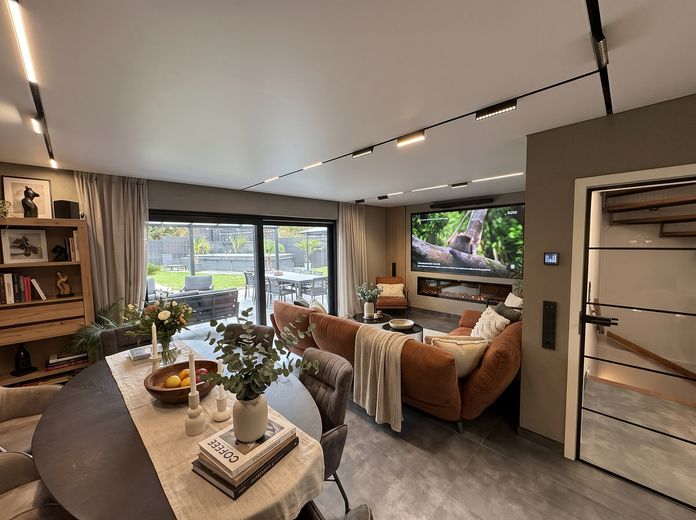 Luxus-Reihenendhaus | 225 m² | Kernsaniert 2025 | Klasse A+ | PV + Swim Spa – Wohnen/ Essen