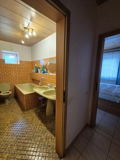 Bad neben Schlafzimmer 1te WE