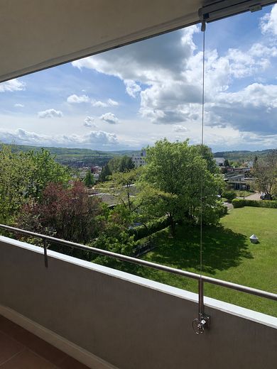 Wohnen mit Weitblick über Aalen | Modernisierte 3,5-Zimmer-Wohnung mit großem Westbalkon und Aufzug – Ausblick Aalen u. Umgebung