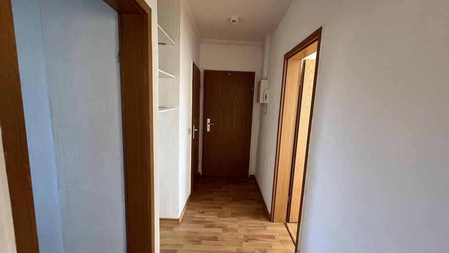 sonnige 3-Raum-Wohnung/Balkon mit Laminat und Einbauküche – Flur