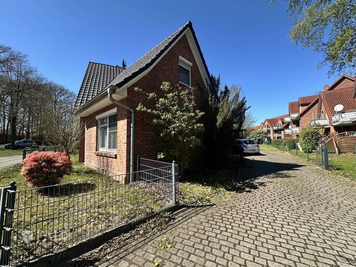 Einfamilienhaus mit Einliegerwohnung und Baugrundstück in zentraler Lage von Himmelpforten – Auffahrt zum Grundstück