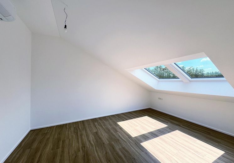 Prima locazione: moderno appartamento mansardato di 4 locali con balcone a ovest e aria condizionata a Anzing - WE07 – Schlafzimmer klimatisiert