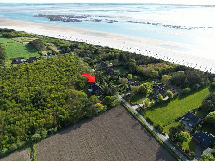 Attraktives Anlageobjekt auf Föhr - 6 genehmigte Ferien-Wohnungen auf 9.640 m² Grundstück – Luftaufnahme mit Markierung