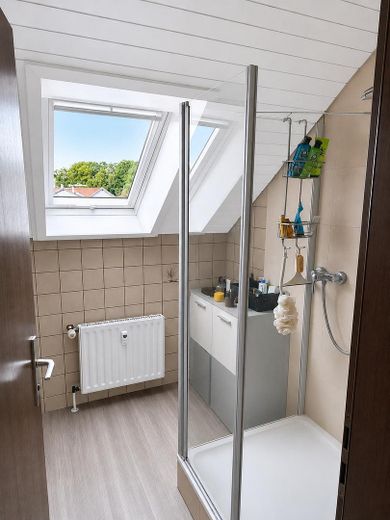 Schöne, großzügige DG-Wohnung in ruhiger Lage – Badezimmer