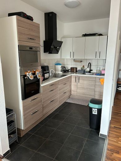 Mieszkanie na parterze z tarasem i własnym ogrodem – 105 m², ogrzewanie podłogowe, miejsce parkingowe – Einbauküche