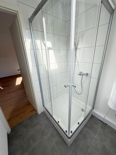 Piso de 2 habitaciones en ático, completamente renovado, con plaza de aparcamiento en Oberstenfeld – Dusche