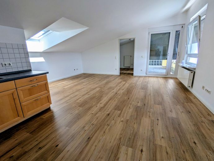 Altersgerechtes Wohnen: 2 ZKB mit Süd-West Balkon // gute Rendite // Kapitalanlage – Ess-und Wohnbereich