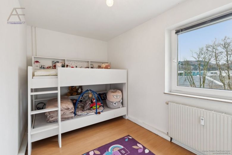Wohnen, wo andere Urlaub machen - hochwertig renovierte 3-Zimmer-Wohnung nahe Schliersee – Kind_Arbeiten_01