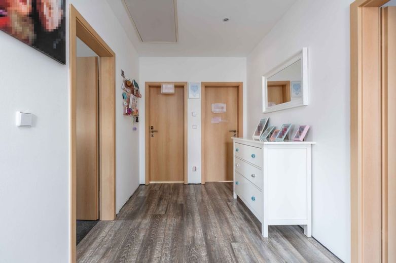 Stadtvilla in Berlin-Rudow - Zeitlos, durchdacht und sofort bezugsfertig – Obergeschoss-Flur mit Raumzugang