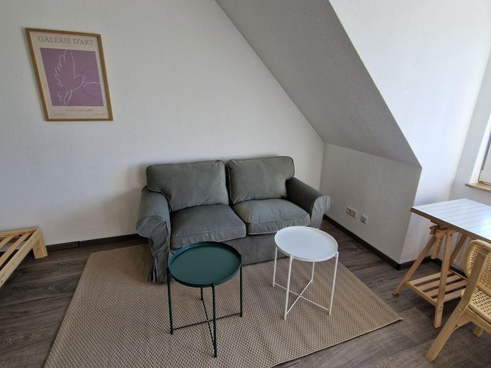 Luminoso, moderno, céntrico: elegante apartamento de 1 habitación (vacío o amueblado) – Wohnzimmer