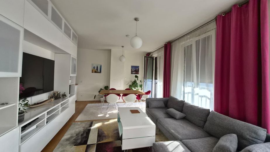 3-Zimmer-Wohnung in zentraler Lage von Tiergarten – Wohnzimmer