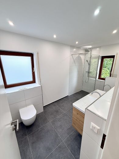 Einziehen & Wohlfühlen – hochwertig renoviertes Reihenendhaus mit Garten, Garage & PV – OG_Bad