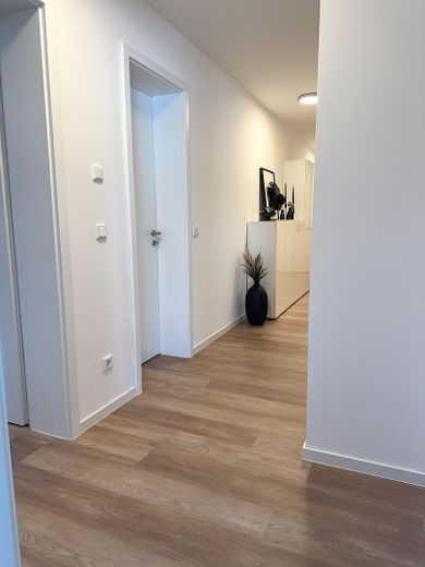 Exklusive 3-Zimmer-Wohnung in Fürth-Burgfarrnbach – hochwertige Küche, Balkon, Aufzug & TG – Flur 2