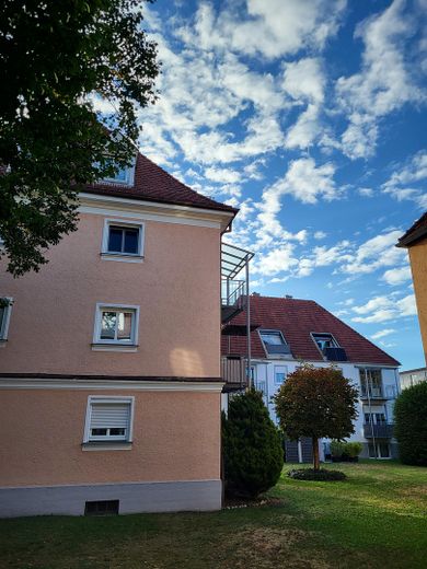 Attraktive Kapitalanlage in Burghausen | 2-Zimmer-Wohnung mit Balkon und TG | Provisionsfrei – Ansicht - West