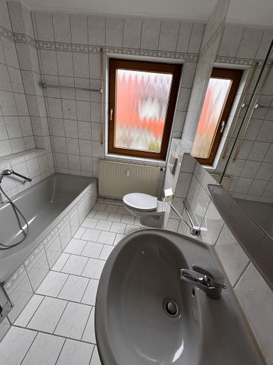 Einziehen & Wohlfühlen: Lichtdurchflutete 2-Zi-Wohnung in Maichingen – Bad mit Tageslichtfenster