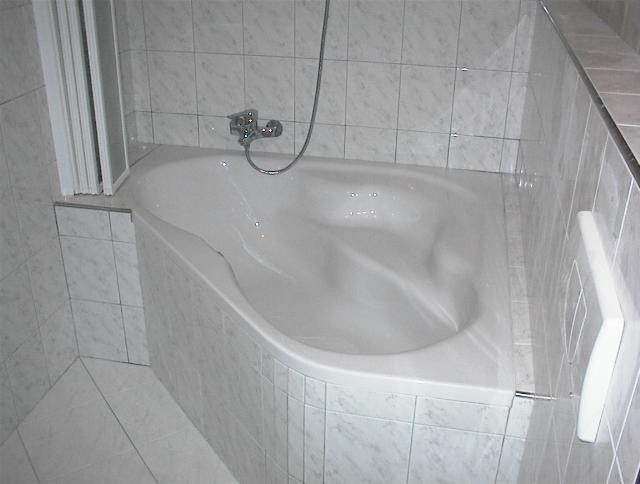 Gemütliche Eckbadewanne 