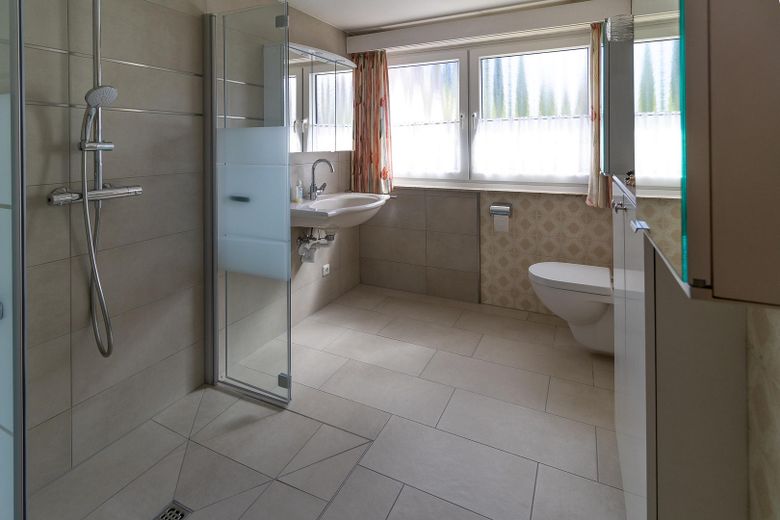 bungalow dal design moderno – modernisiertes Badezimmer
