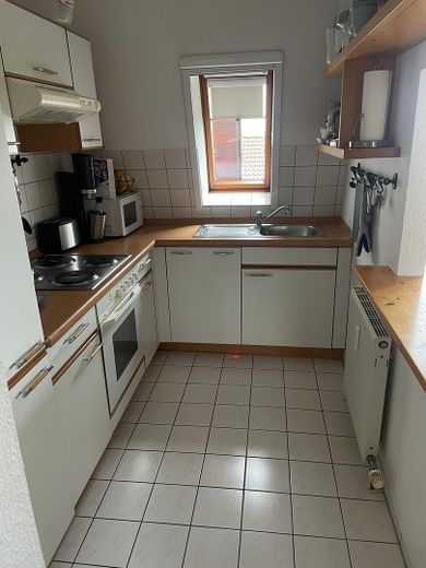 Wohnen & Arbeiten perfekt kombiniert: Helle DG-Wohnung mit separaten Arbeitsraum – Küche