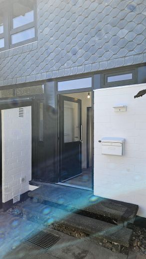 Neuwertiges Reihenmittelhaus mit PV-Anlage, Fußbodenheizung, neuem Dach, eigenem Garten & Garage – Eingangsbereich